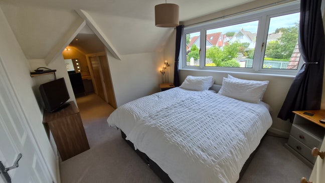 Large Double Room with Dressing Room – Bills Inc Main Photo
