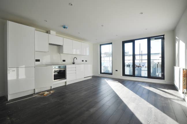 A stunning recently renovated 2 bed flat in NW2 Main Photo