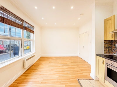 A beautiful studio flat to rent in N12 Main Photo