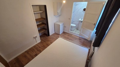 Newly Refurbished Double En-Suite | Move In Ready Main Photo