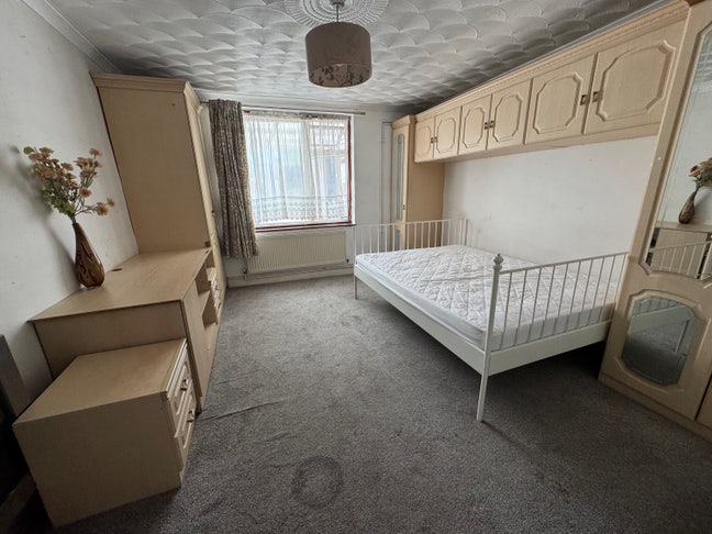 Large Double Room - Hounslow West Main Photo