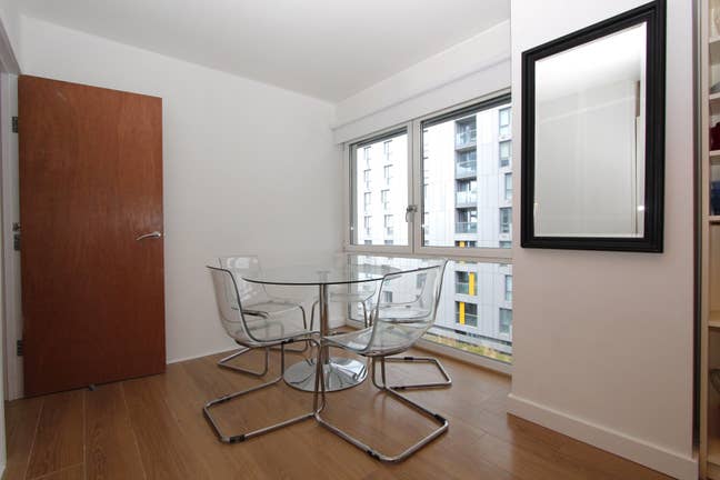 Luxury Room - 4BHK SE10 - 2 Bathroom Flat! Main Photo