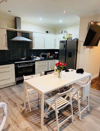 Room to let for singles or couples Main Photo