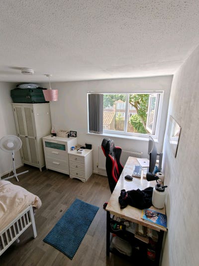 Spacious Room Including bills In city cente. Main Photo