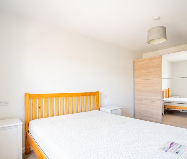 Double bed room in a two-bed professional flat Main Photo