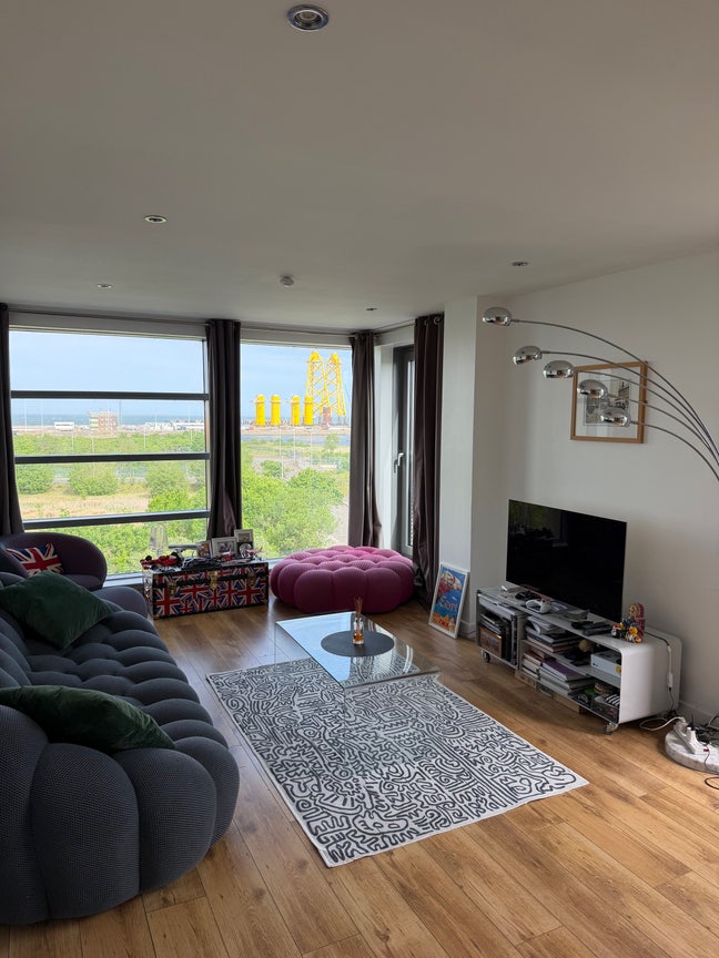 Spacious Room in Leith, Ocean View flat  Main Photo