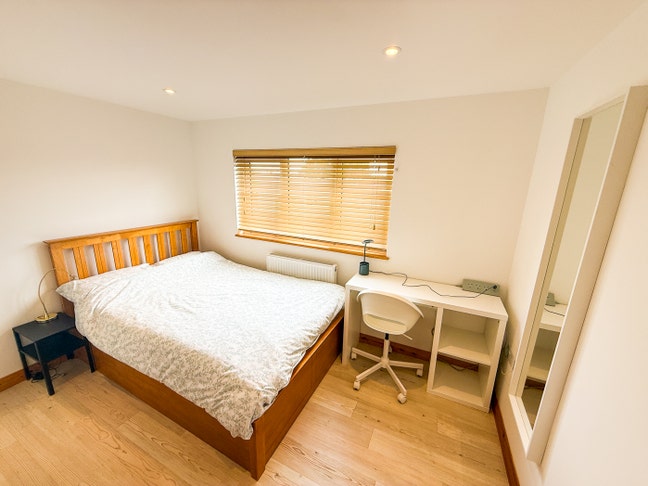 Top Floor Double Room – Female lodger - BS4 Main Photo
