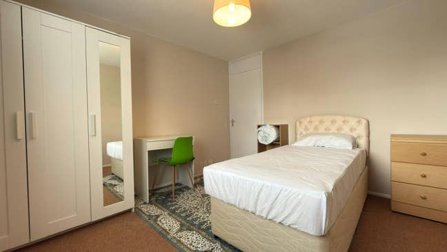Room for rent. Perfect for one. Main Photo