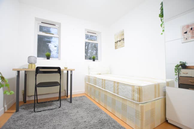 ** Available Room - Ealing Broadway ** Main Photo