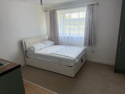 Spacious Double Bedroom with Private Kitchenette Main Photo