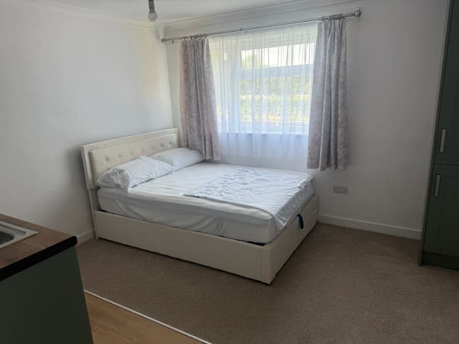 Spacious Double Bedroom with Private Kitchenette Main Photo