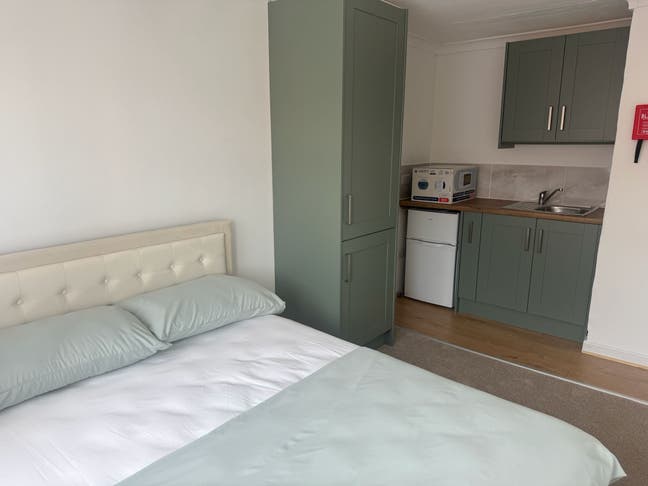 Stunning Renovated Double Room with Kitchenette Main Photo