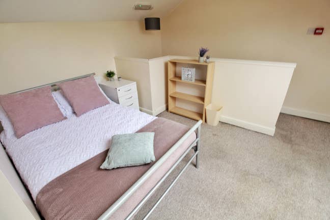 Comfortable Double Room | Bills Included |  Main Photo