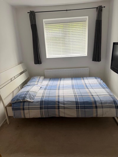 Spacious double room available now.  Main Photo