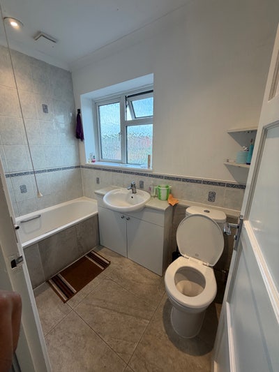 Clean tidy and Spacious double room Main Photo