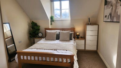 Large Modern En-suite Room INC BILLS + Parking Main Photo
