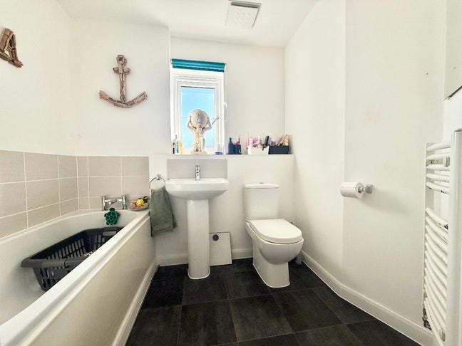 Flat share with 90% sole occupancy Main Photo