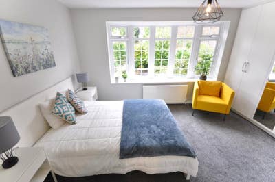 Large Double En-suite in Professional House Main Photo