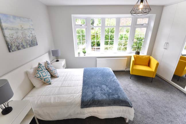 Large Double En-suite in Professional House Main Photo