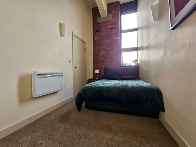 Spacious room in 2 bedroom apartment Main Photo