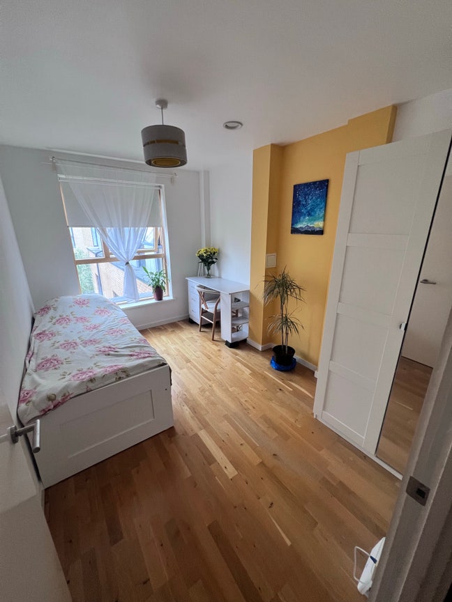 Bright Modern Room with Stunning Canary Wharf view Main Photo