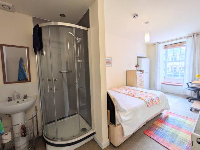 Bright rooms, one ensuite, in town centre flat Main Photo