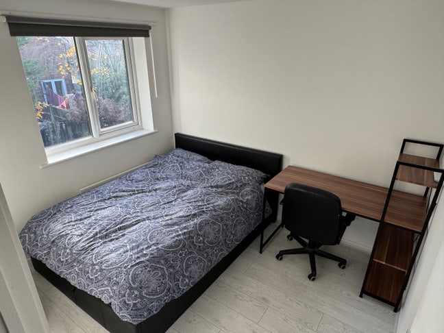 Double room, quiet location near town, bills inc Main Photo