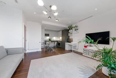 Lounge available with bed for renting Main Photo