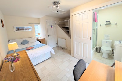 Room in quiet cottage nr town centre Main Photo