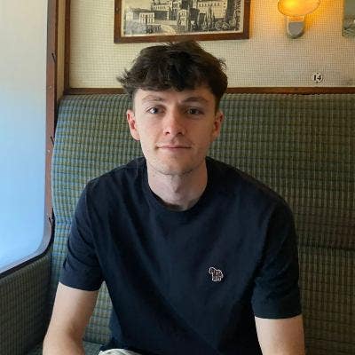 I am a professional male aged 29. I am lookin... Main Photo