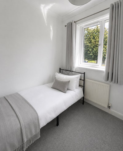 Spacious Double Room in Modern House  Main Photo