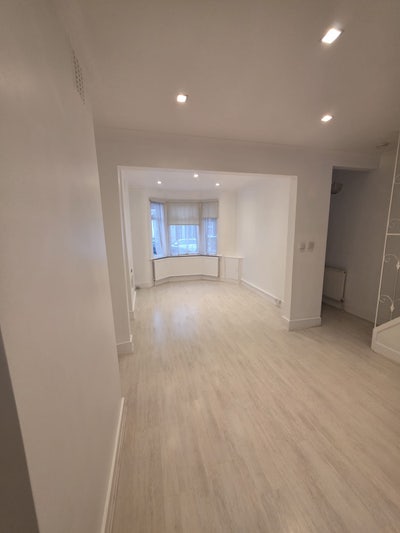 Beautiful Fully Refurbished 2-Bedroom House  Main Photo