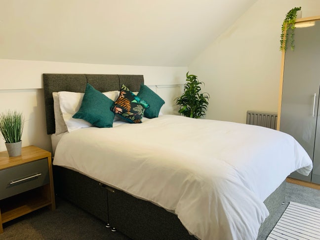Spacious room - lovely living space!  Main Photo
