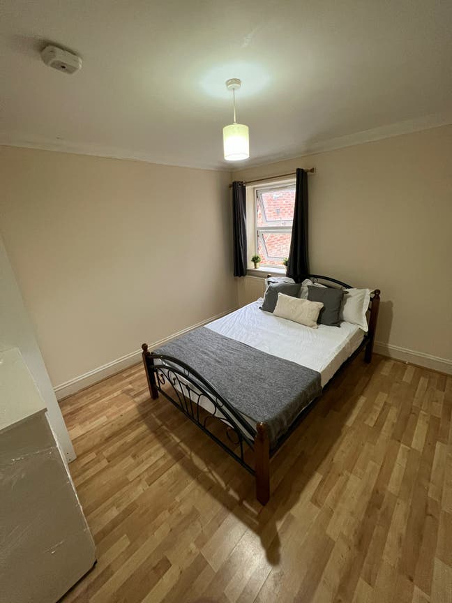 Room for 2 Friends - Rent 105 &pound; Pw Each Tenant Main Photo
