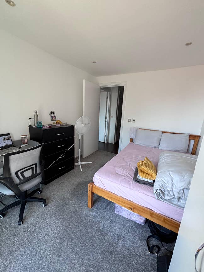 1 Double Room + Private Bathroom + Balcony in 2B2B Main Photo