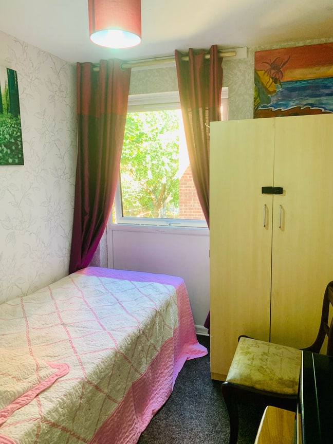 &pound;650 monthly small room at Stratford is available  Main Photo