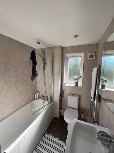 Double bedroom in sunny two bed flat! Main Photo
