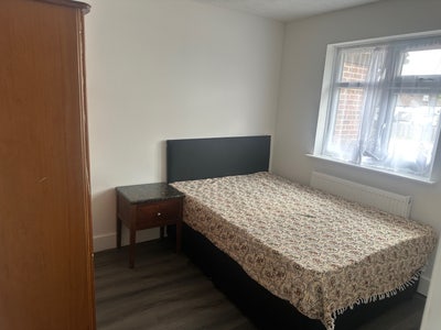 1 Double Bedrooms female  Main Photo