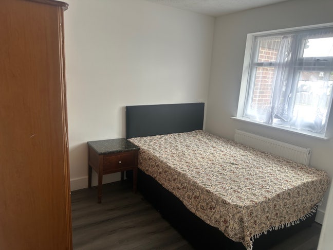 1 Double Bedrooms female  Main Photo