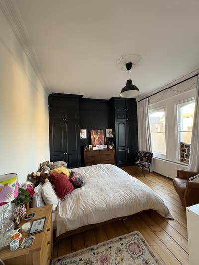 Large double room available in spacious house Main Photo