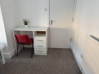 Room available  in 5 bedroom house  Main Photo