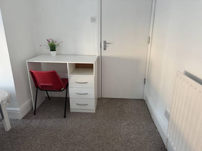 Room available  in 5 bedroom house  Main Photo