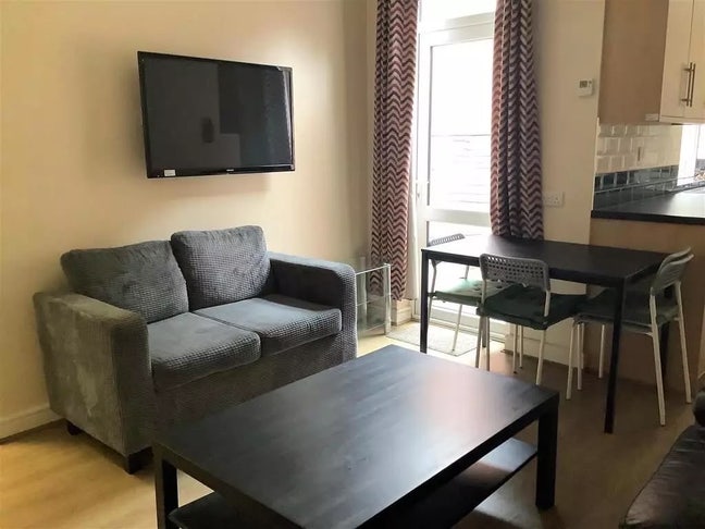 Spacious double room in 5 bedroom student house  Main Photo