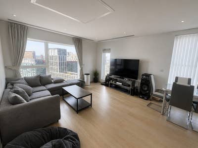 Room in Penthouse-Private Bathroom-East Croydon  Main Photo