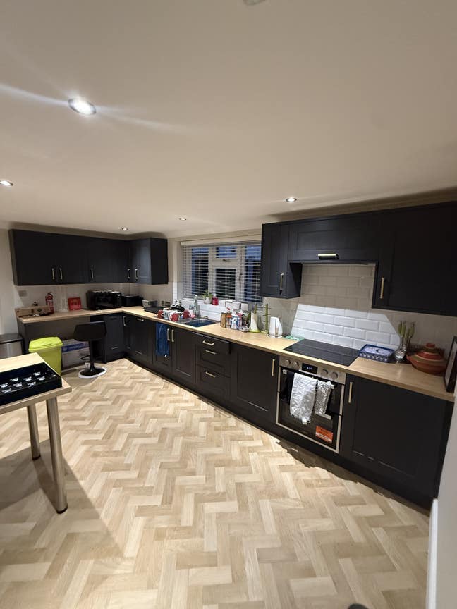 Lovely double rooms available to rent near station Main Photo