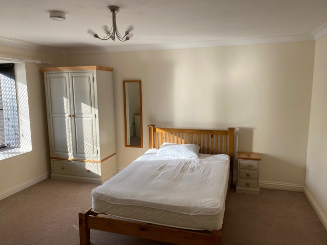  Large en-suite room Newmarket Main Photo