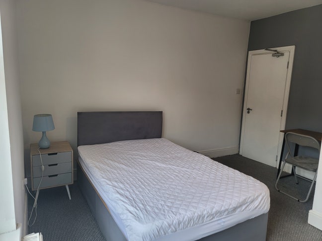 Ensuite Large Room - double bed - Close to Town Main Photo