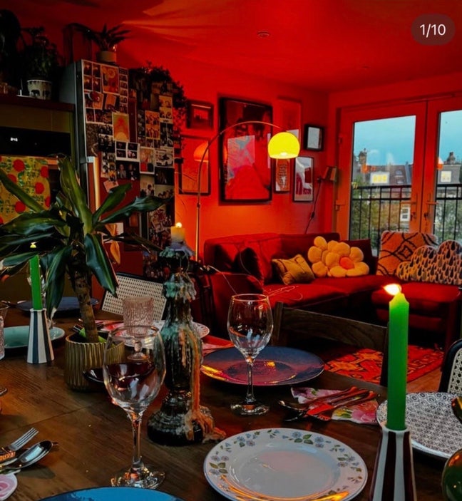 3 girls looking for a 4th in our colourful home 💖  Main Photo