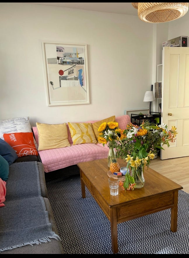 Double bedroom in bright house in shoreditch  Main Photo