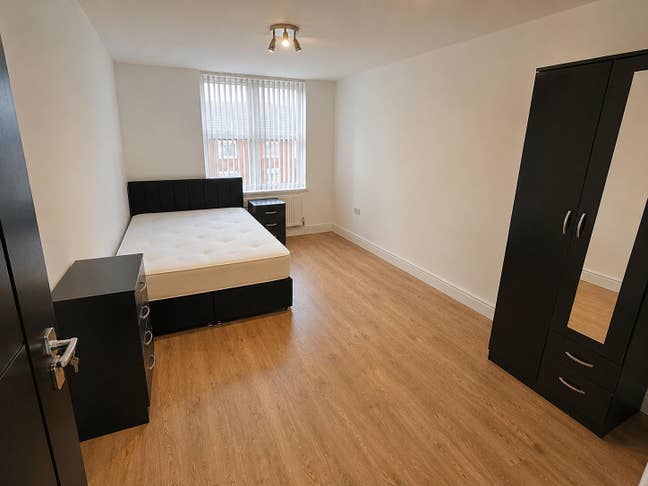 4 Newly Refurbished Rooms Available - Female House Main Photo